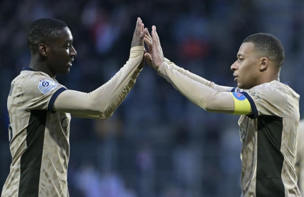 PSG goleia Lorient por 4 a 1 e se aproxima de título da Ligue 1