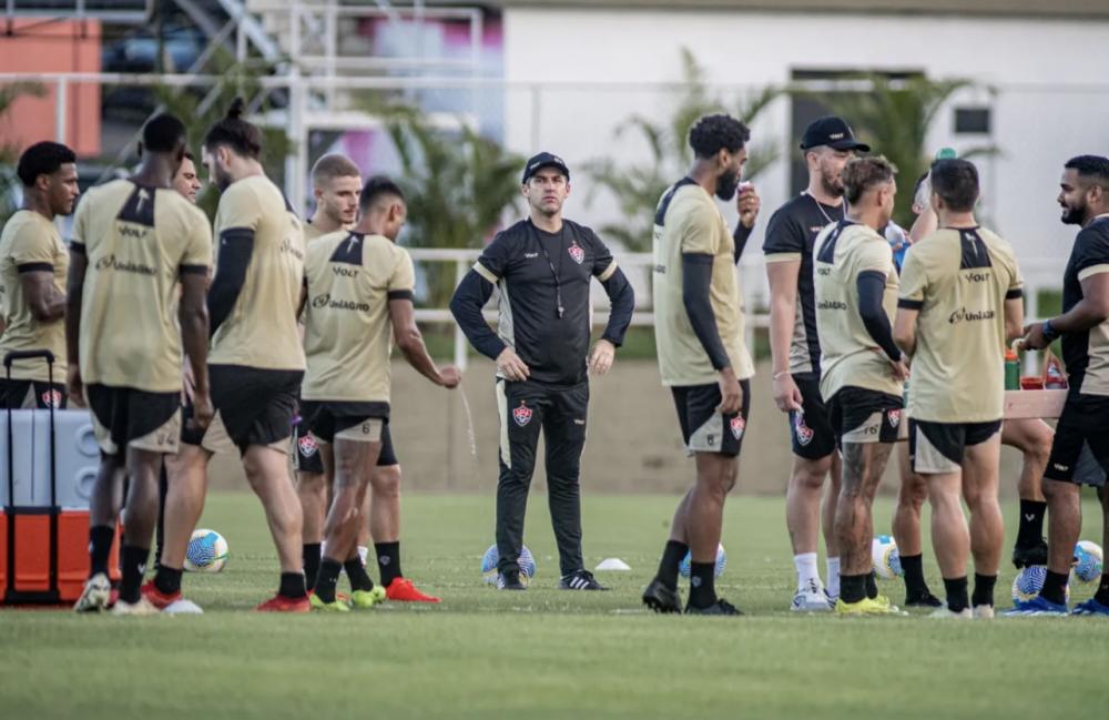 Léo Condé comanda treino repleto de atividades de olho no Cruzeiro