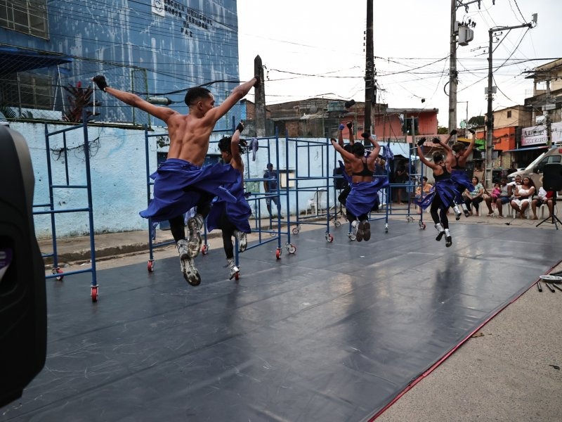 Espetáculo 'Homens de Ogum' é apresentado em praças de Salvador durante Circuito da Dança