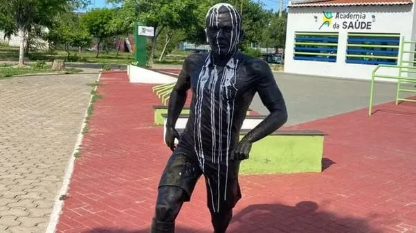Prefeitura de Juazeiro confirma retirada de estátua em homenagem a Daniel Alves