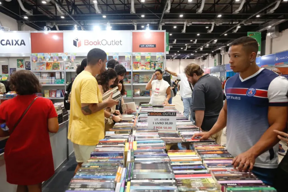 Abertura da Bienal do Livro reúne baianos amantes de literatura