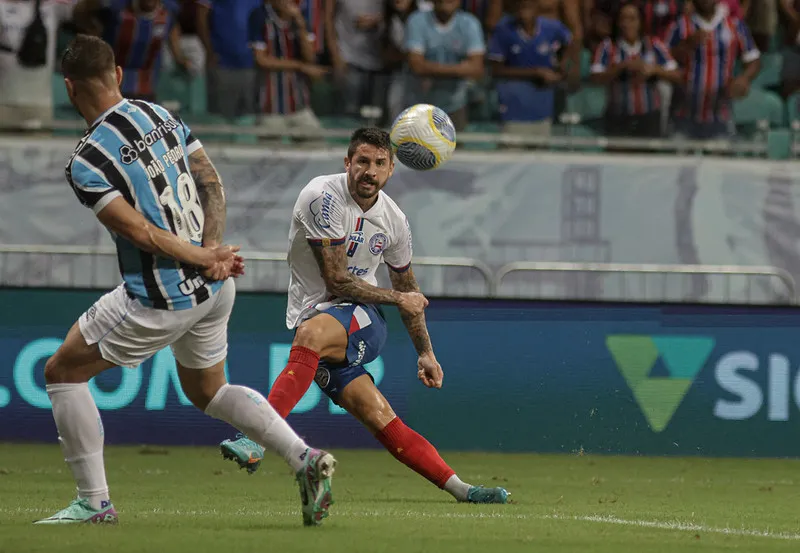 Bahia vence Grêmio e dorme no G4 do Brasileirão após golaço de Everaldo