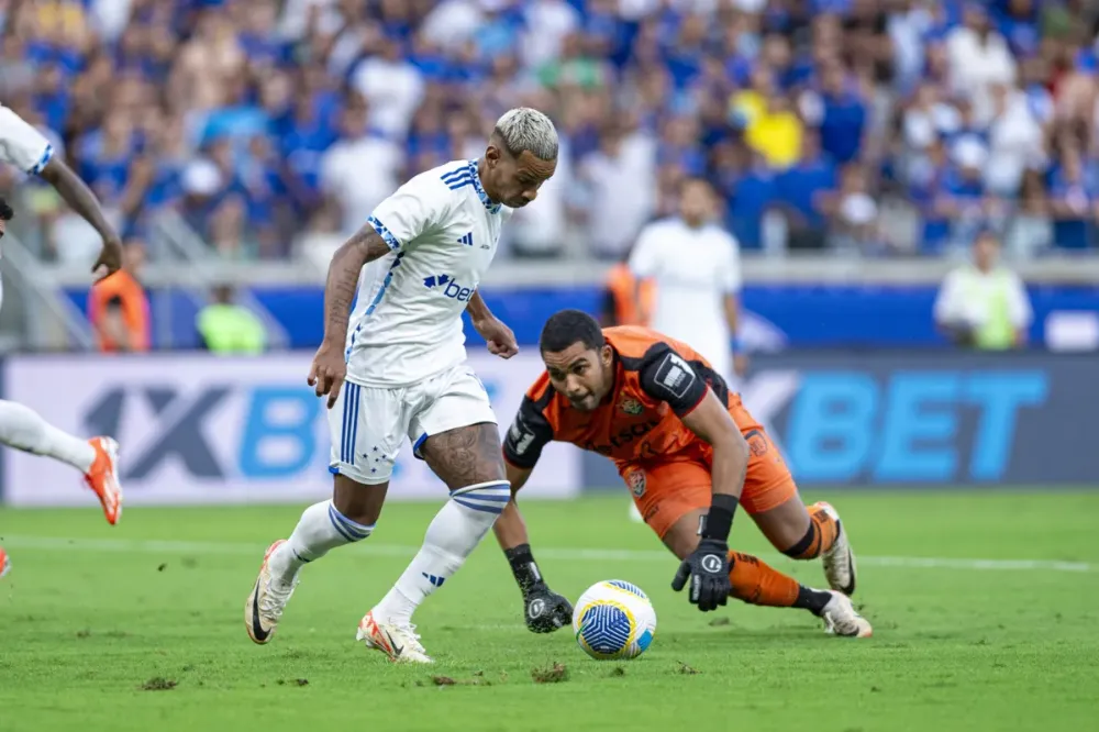 Vitória joga mal, perde para o Cruzeiro e segue sem vencer no Brasileirão