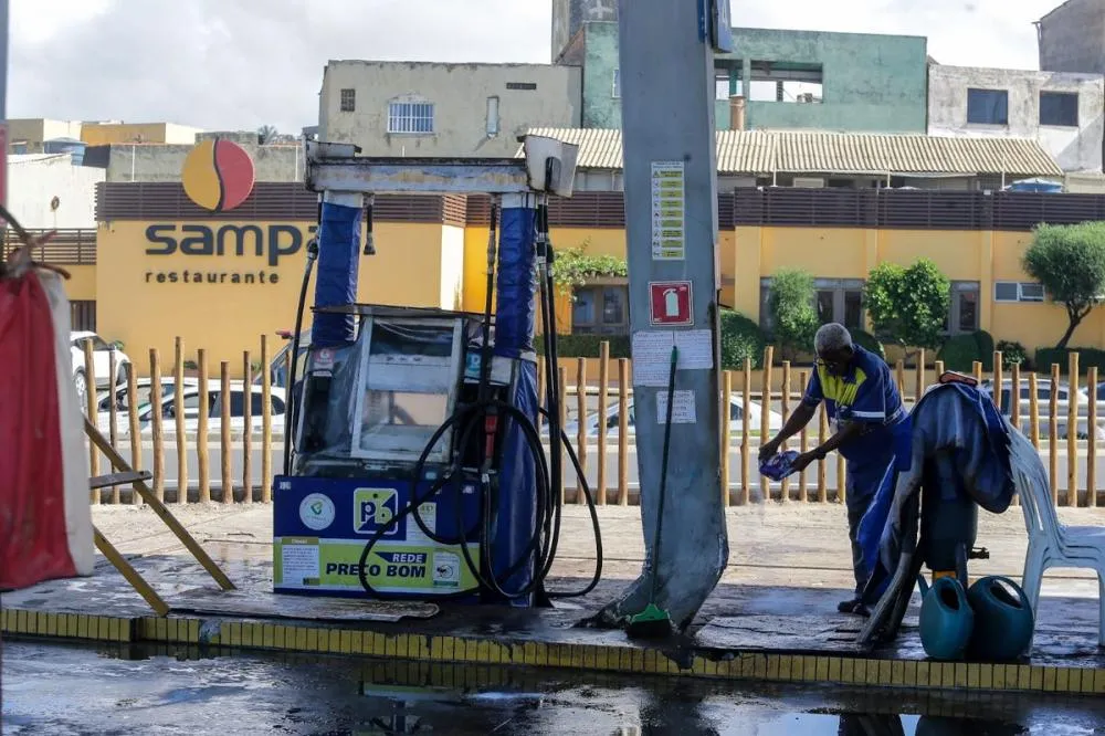 Carro invade posto de combustíveis e deixa 5 feridos