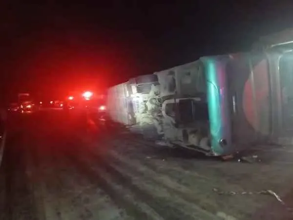 Ônibus capota e deixa 7 mortos e 29 feridos na BR-116 em Minas Gerais