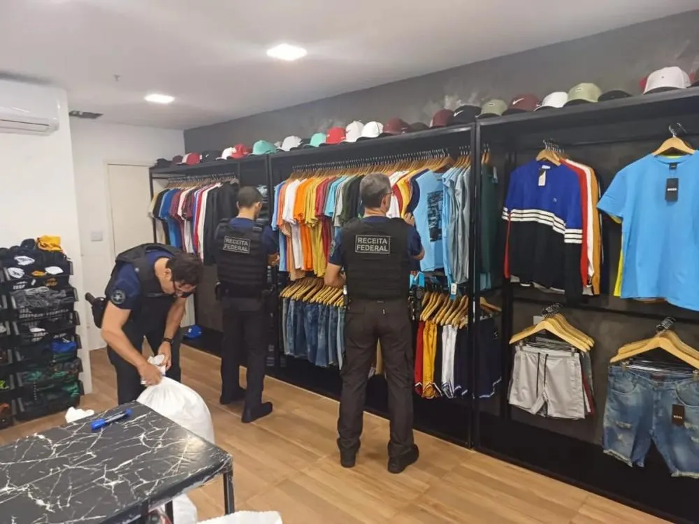 Mais de 300 volumes de roupas falsificadas são apreendidas em Salvador