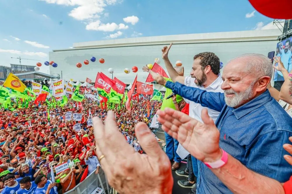 Lula sanciona reajuste da tabela do Imposto de Renda em ato das centrais sindicais