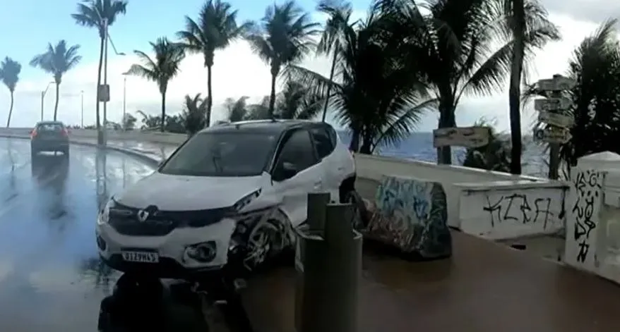 Acidente no Rio Vermelho deixa pessoa ferida e atrapalha trânsito