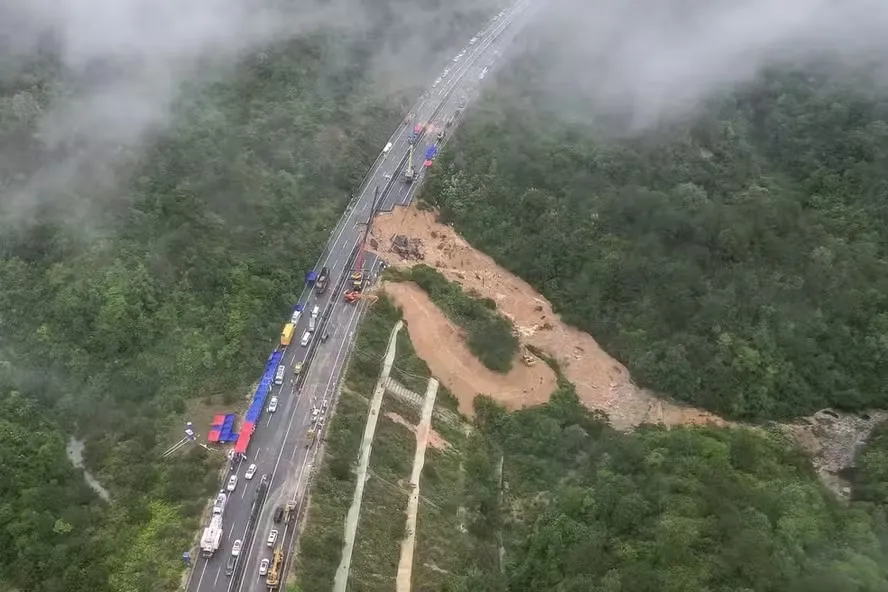 China anuncia balanço de 48 mortos em desabamento de estrada