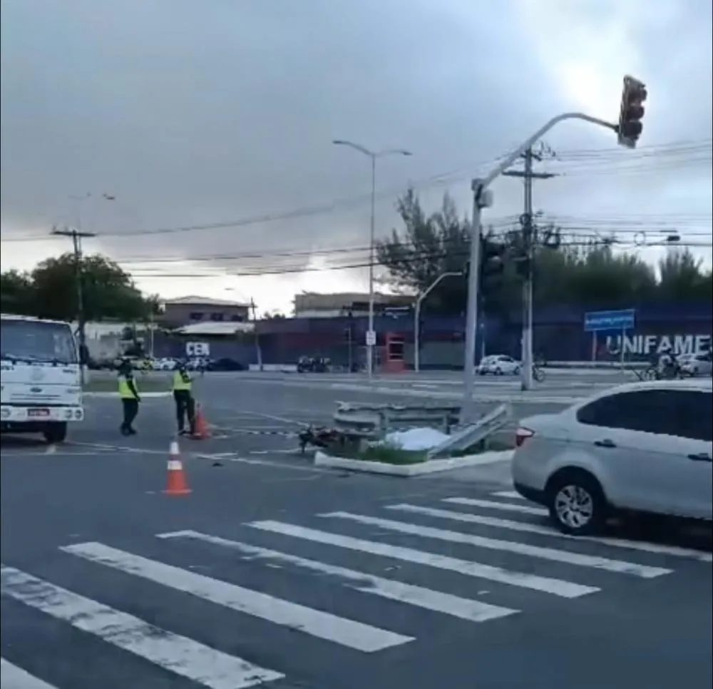 Colisão entre carro e moto deixa vítima fatal e um ferido grave em Camaçari