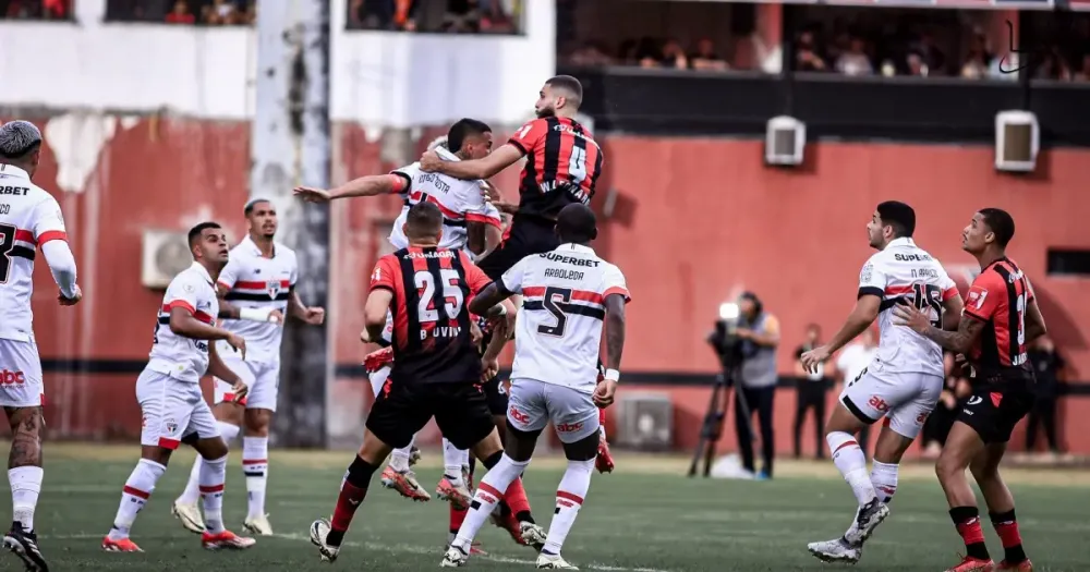 Vitória perde para o São Paulo em jogo marcado por expulsão