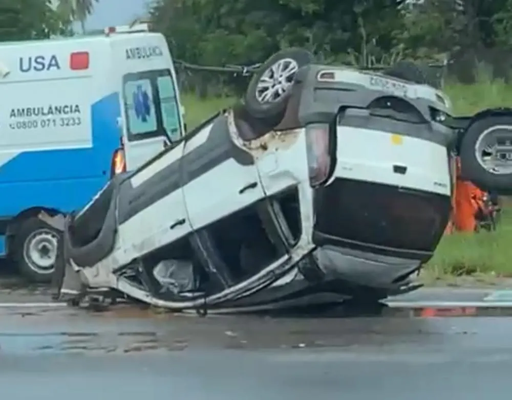 Mulher é resgatada por helicóptero após acidente na Estrada do Coco