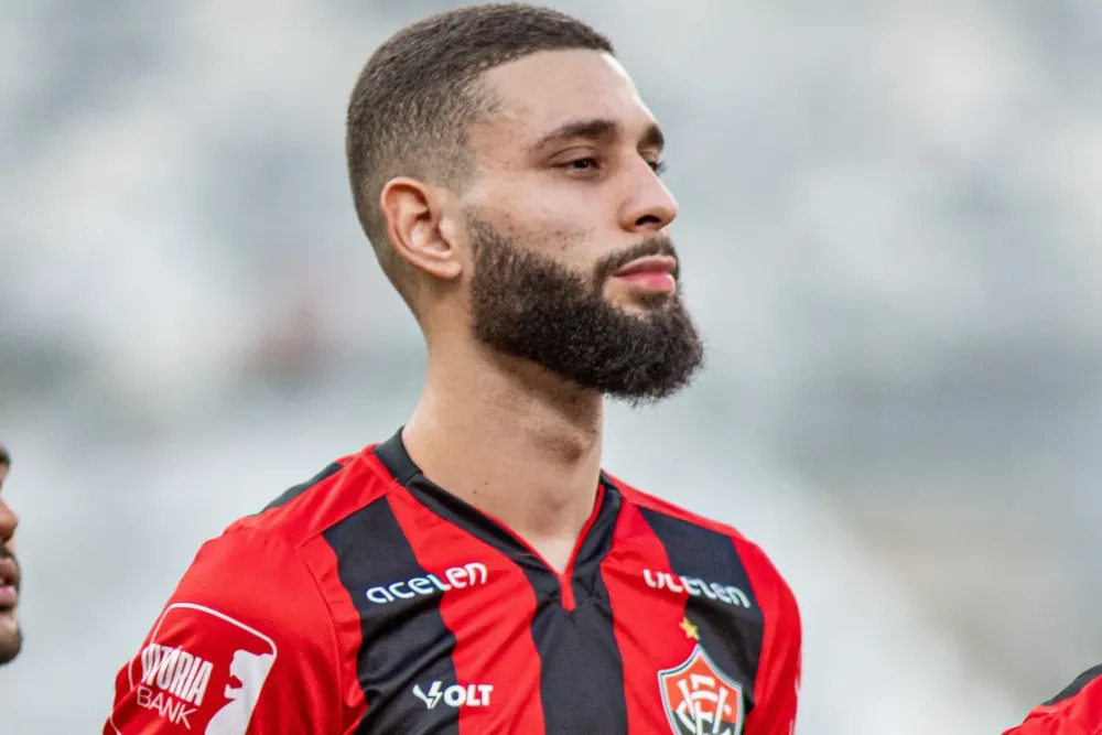 Zagueiro do Vitória desabafa após expulsão contra o São Paulo