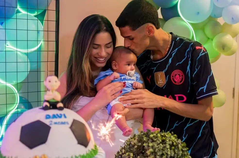 Após término, Luva de Pedreiro e Távila comemoram aniversário do filho