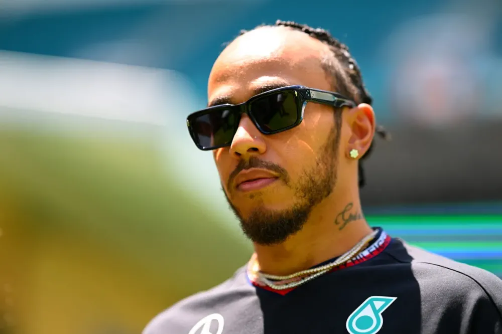 De saída da Mercedes, Hamilton lamenta má fase: "Estou farto"