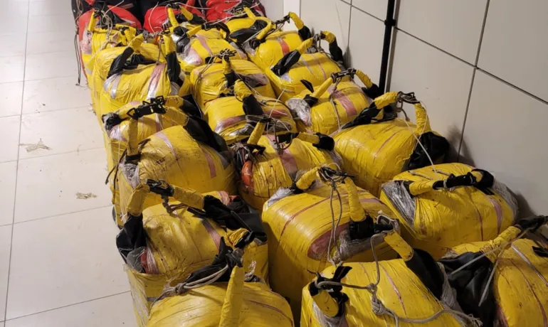 Mais 700 kg de cocaína são achados em embarcação na Baía de Aratu