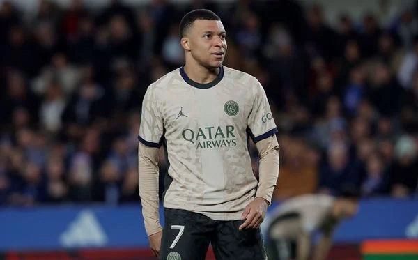 Kylian Mbappé oficializa saída do PSG