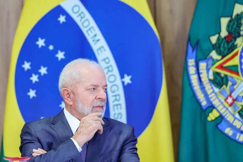 Presidente Lula adia viagem ao Chile para acompanhar situação no RS