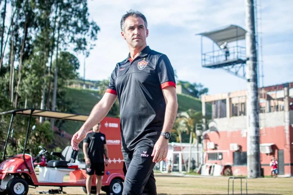 Após sequência de derrotas, Léo Condé deixa o comando do Vitória