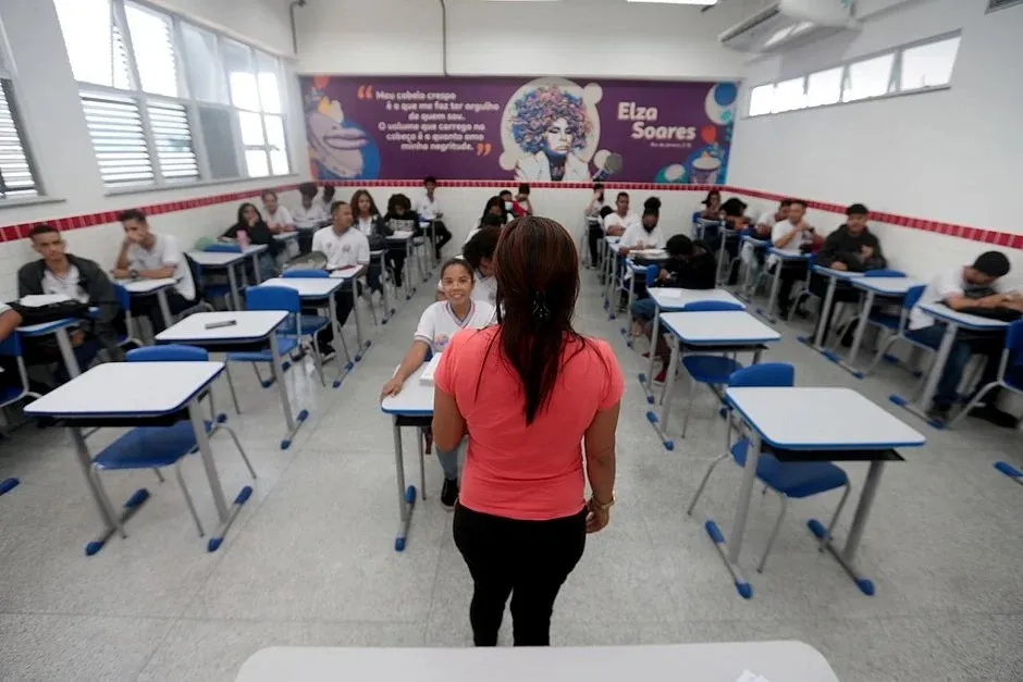 Abono extraordinário para professores é aprovado por unanimidade na Alba