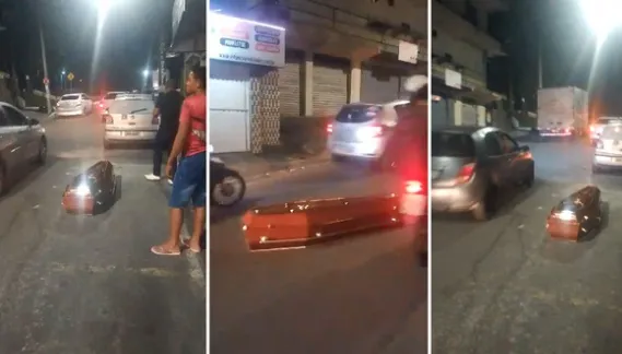 Caixão cai no meio da rua durante transporte em Camaçari