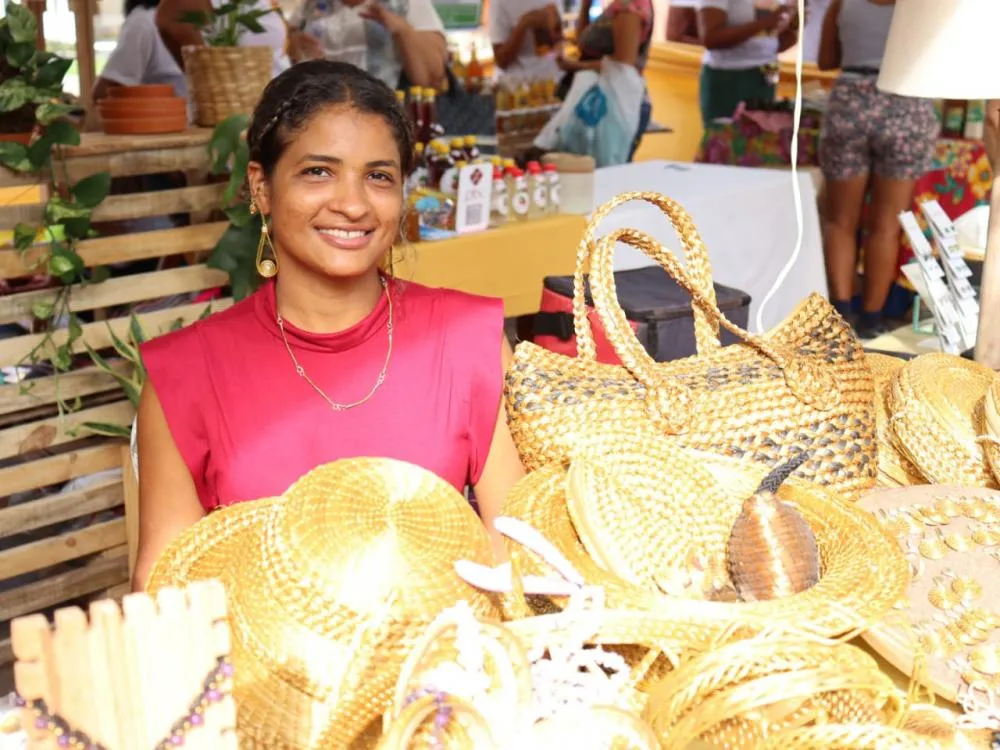 Feira de Economia Solidária e Criativa movimenta Praia do Forte