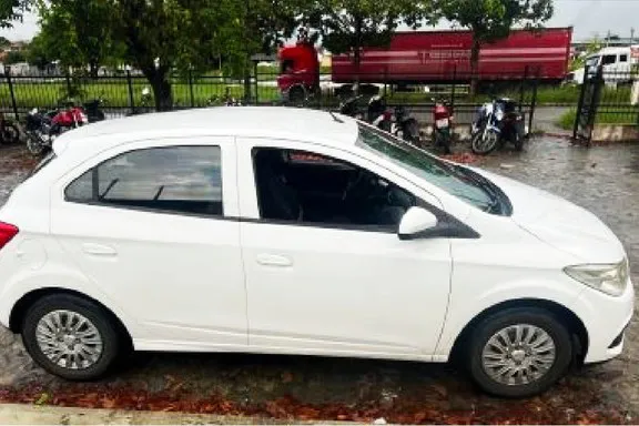 Carro roubado há mais de 10 anos em Salvador é achado em Alagoinhas