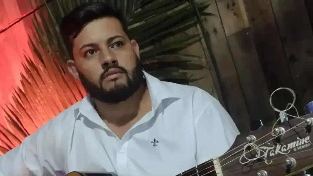 Cantor morre em acidente um dia após assinar com primeira gravadora