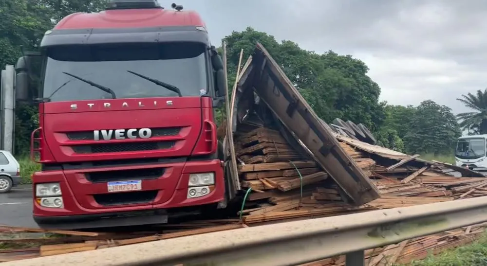 Carreta com carga de madeira tomba em rotatória da BA-512 no Polo Petroquímico