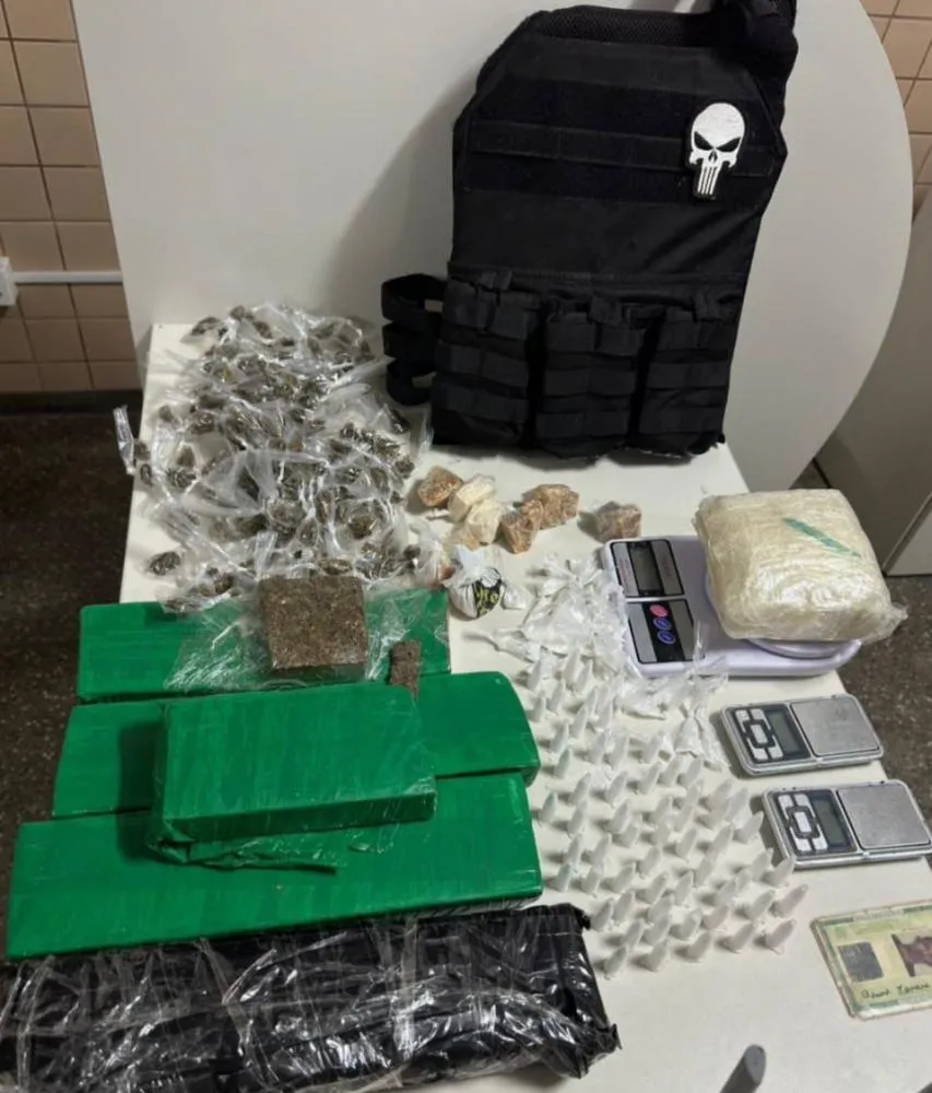 Polícia Militar apreende drogas e colete balístico em operação em Dias d'Ávila
