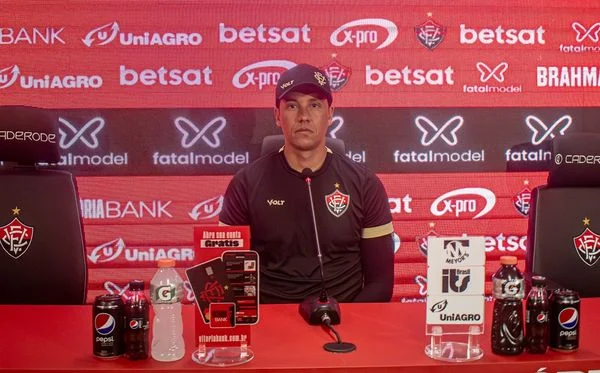 Carpini faz mistério sobre escalação do Vitória, mas destaca 'período precioso' de treinos