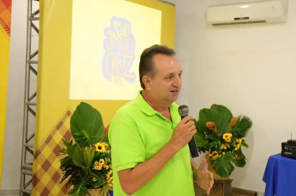 Prefeito firma contrato milionário para decoração de São João