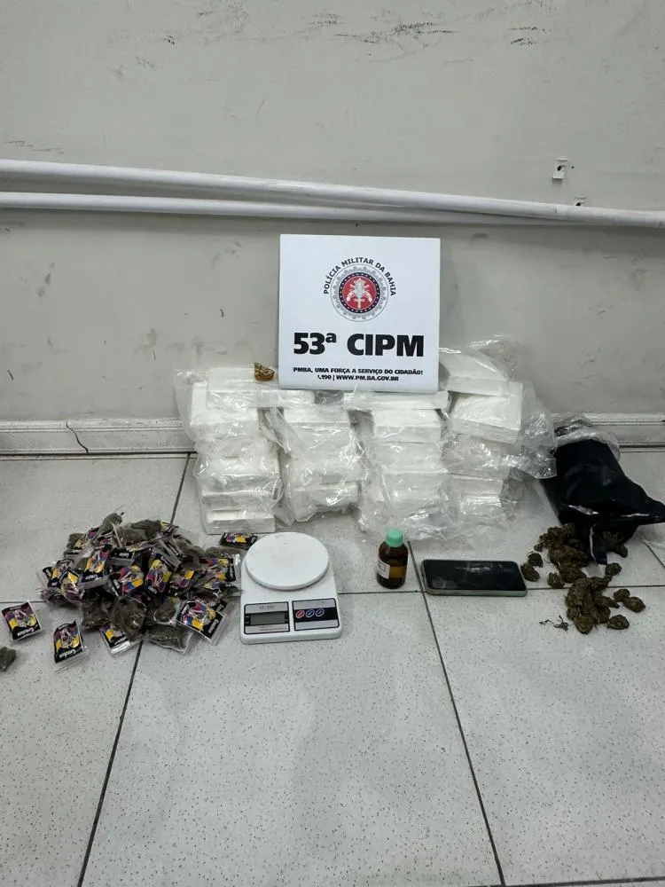 Polícia apreende drogas, balança de precisão e celular na localidade de Açuzinho