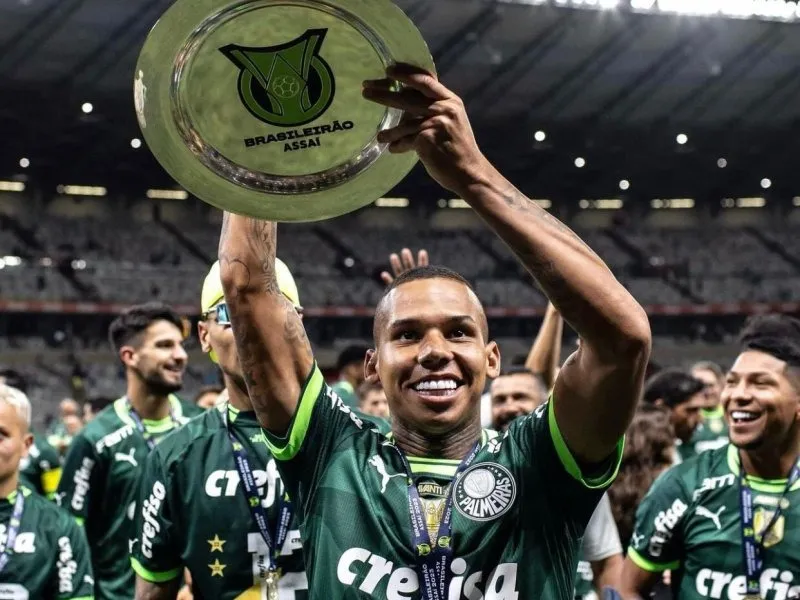 Lateral campeão brasileiro pelo Palmeiras interessa ao Vitória após saída de Zeca