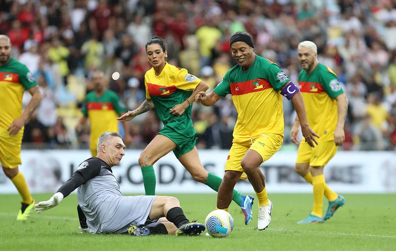 Jogo em prol do Rio Grande do Sul tem show de Ronaldinho Gaúcho e golaço de Amaral