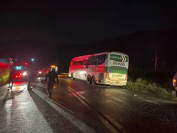 Quatro pessoas morrem em acidente de ônibus na BR-101
