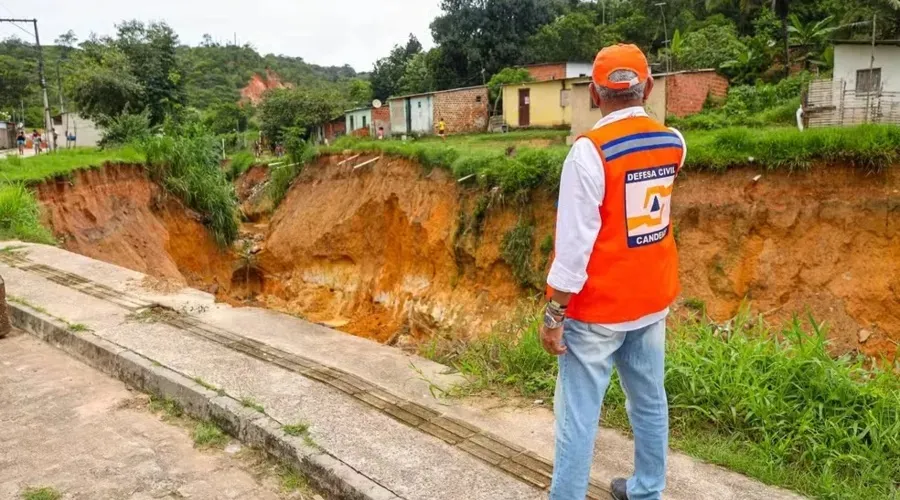 Casas interditadas são demolidas por causa de cratera
