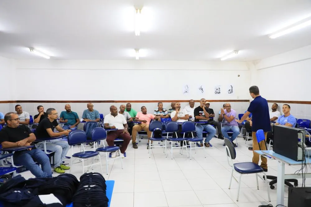 Prefeitura de Mata de São João realiza palestra educativa para motoristas do transporte escolar