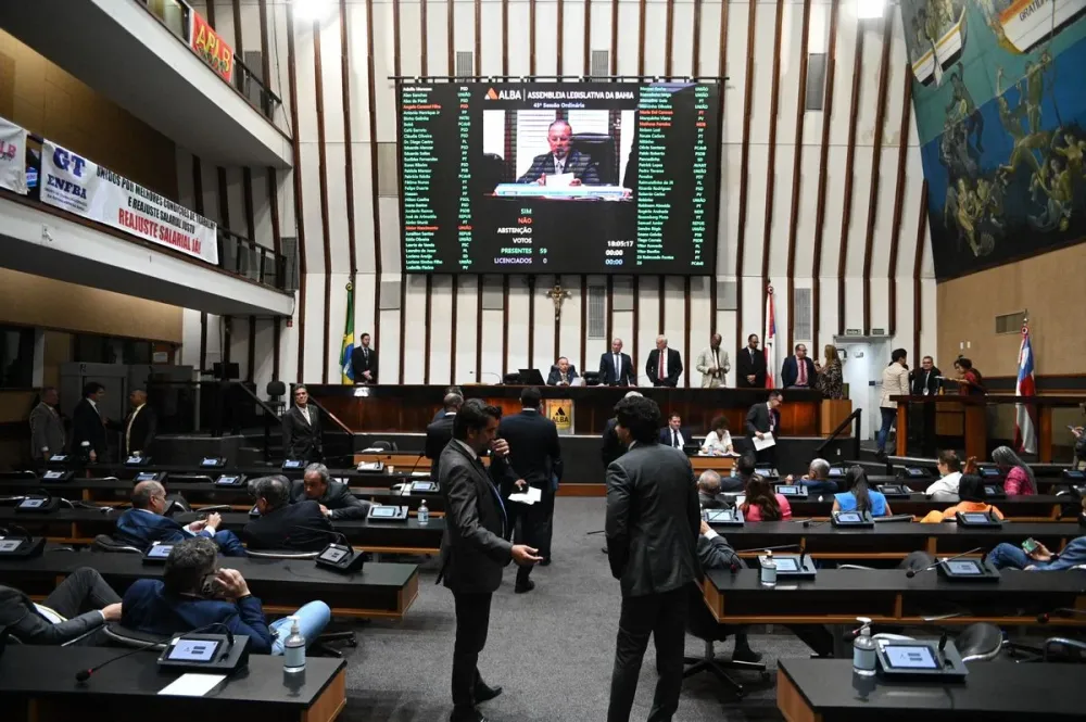 Votação de reajuste dos servidores é marcada por protestos e fechamento de galeria da Alba