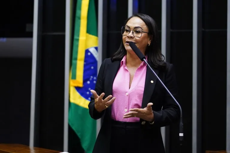 Deputada Ivoneide Caetano vota a favor da 'saidinha' de presos