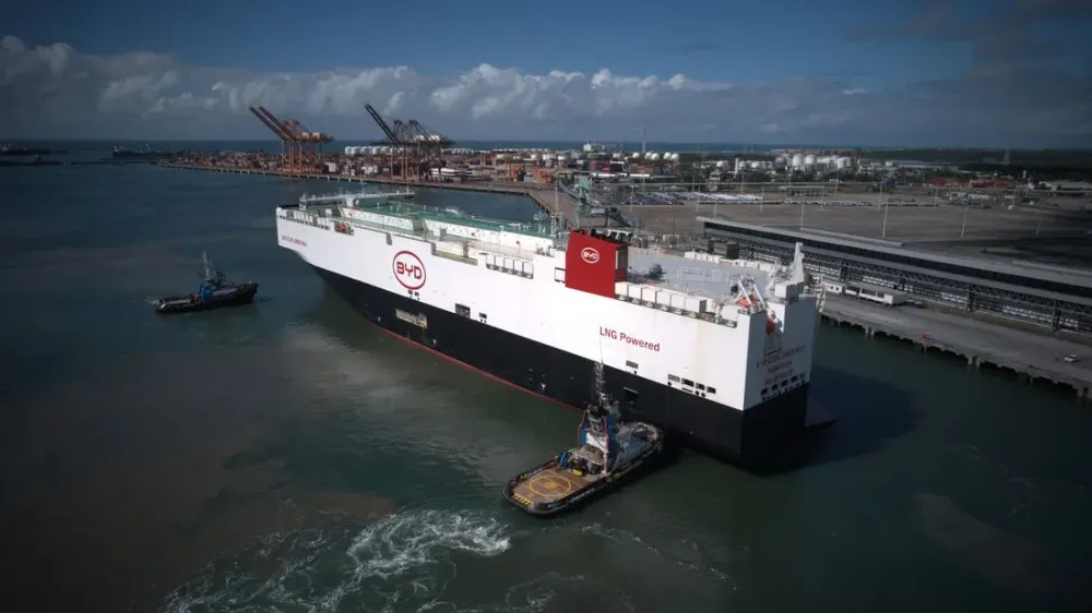Navio sustentável da BYD chega ao Brasil pela primeira vez; veja