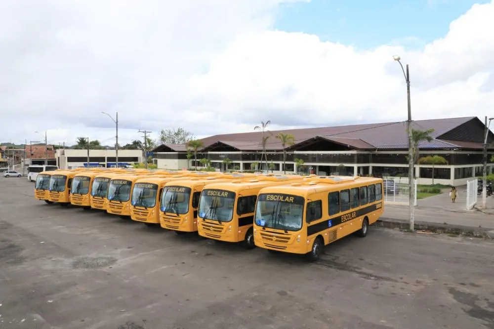 Novos ônibus com ar condicionado reforçam frota do transporte escolar em Mata de São João