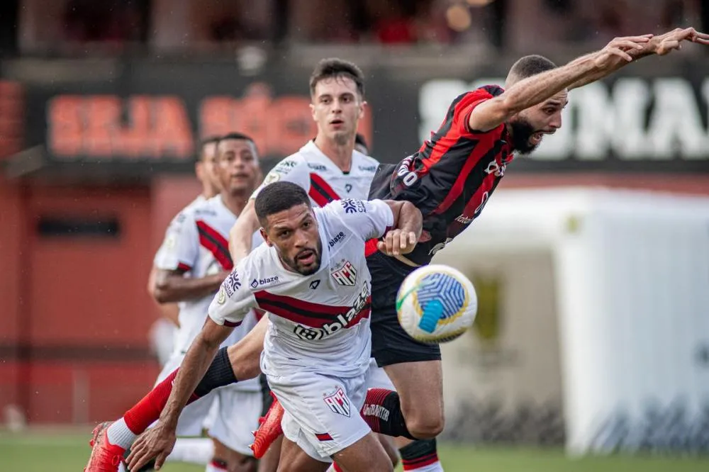 Vitória sofre nova derrota e afunda na tabela do Brasileirão