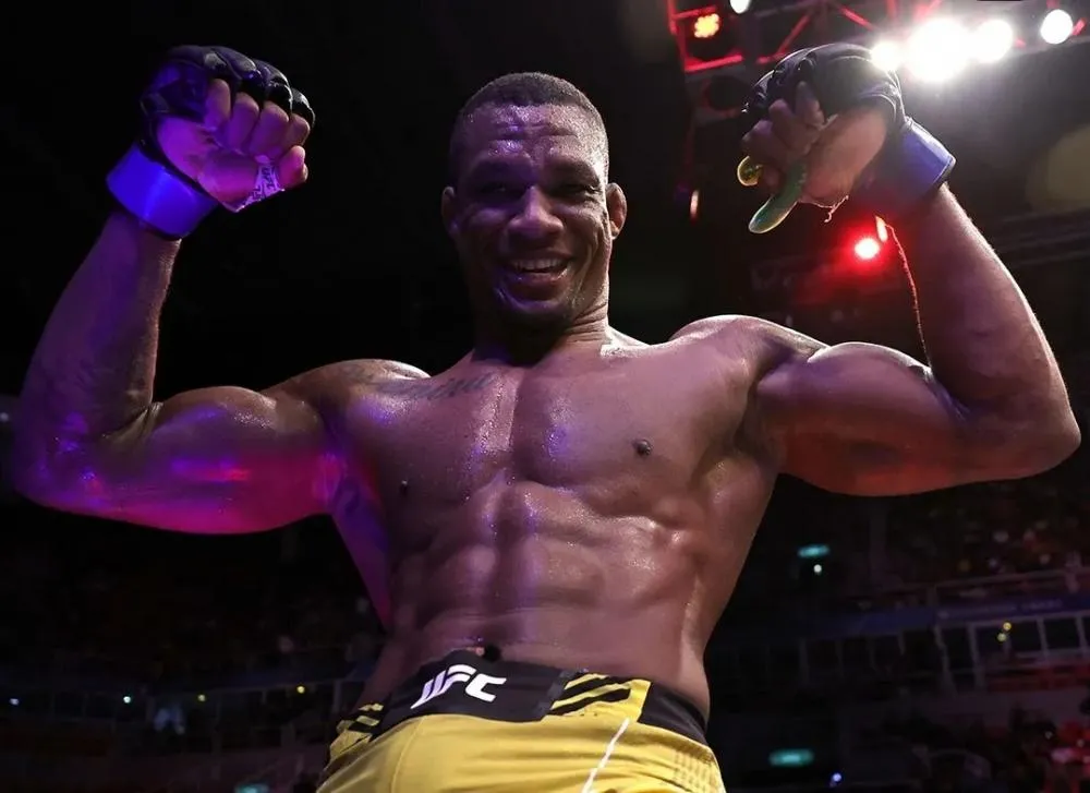 Malhadinho vence Romanov com mata-leão e volta ao topo