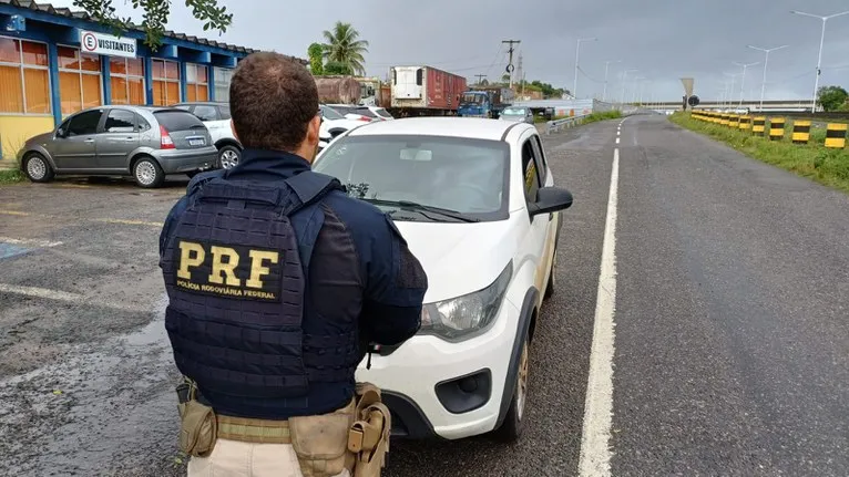 Veículo furtado em locadora é recuperado pela PRF em Simões Filho