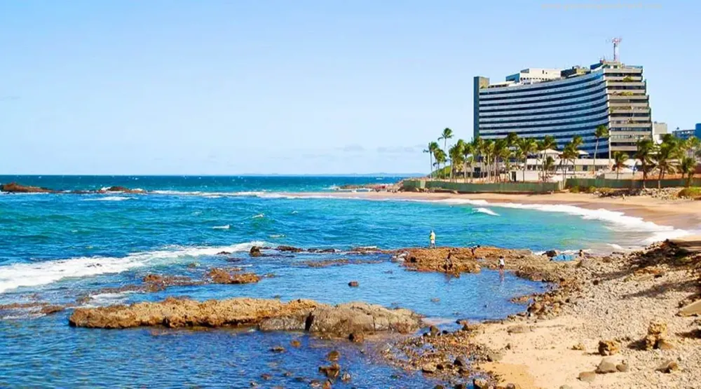 Corpo é encontrado em estado de decomposição em praia de Salvador
