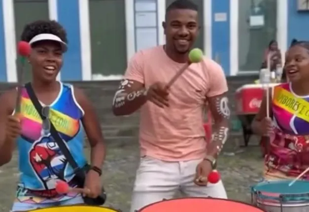 Davi Brito curte dia no Pelourinho e se aventura na percussão