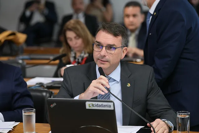 Flávio Bolsonaro diz que privatização é "narrativa da esquerda"