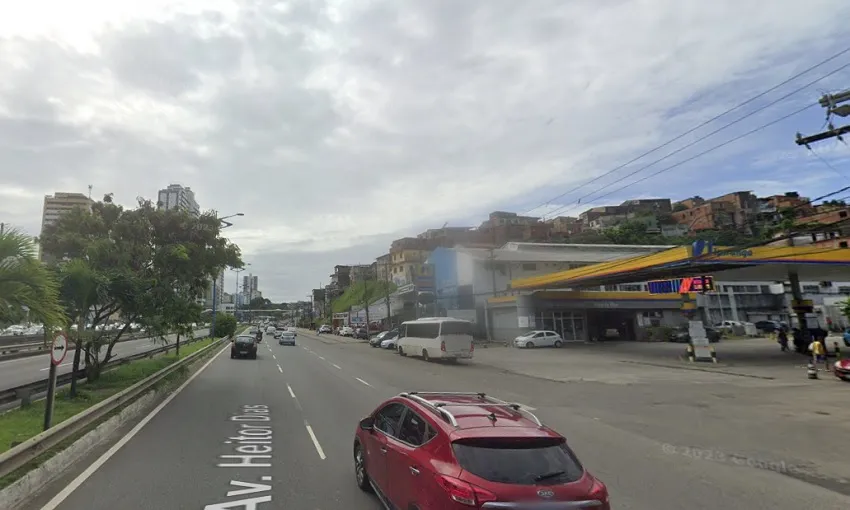 Dupla tenta escapar da polícia e capota carro em avenida de Salvador