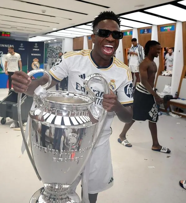 Vini Jr é ovacionado em festa do Real Madrid e Ancelotti faz coro por 'bola de ouro'